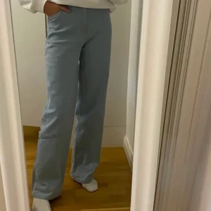 Jeans - Jag köpte jeansen här på plick men de var för stora för mig och därav säljer jag vidare dom. Skriv gärna om du har  frågor❣️ (bilder lånade av förra ägaren)