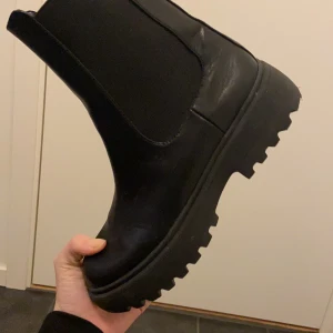 Jätte fina kängor från Gina  - Jätte fina kängor från Gina som jag köpte nu i vintaras men de har bara kommit till andvändning och en gång därav jättefint skick. Kängorna är lite högre så att den går över ankeln och upp mot smalbenet, samt högre sula vilket gör en snygg effekt. Köptes för 600 men priset kan såklart diskutaras