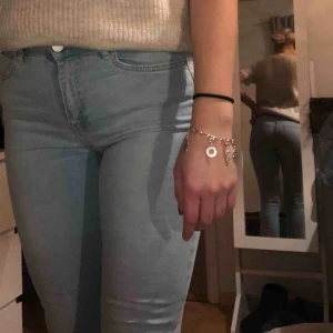  - Blå bootcut jeans i strechtigt material. Frakten betalar köparen eller mötas upp i Växjö. Pris kan diskuteras🥰