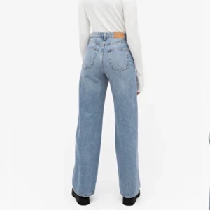 Yoko Jeans Mid Blue  - Säljer nu mina jätte fina Yoko Jeans från Monki i storlek 28 då dom inte passar mig längre. Byxorna är i jätte fin kvalite! Byxorna har raka ben, priset kan diskuteras :)
