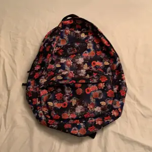 En ryggsäck från vans i floral space design som inte går att få tag på längre!🌸 🌌Använd ytterst få gånger och väldigt fräsch. (Frakt tillkommer)