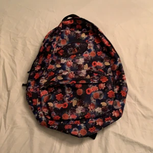 Vans ryggsäck - En ryggsäck från vans i floral space design som inte går att få tag på längre!🌸 🌌Använd ytterst få gånger och väldigt fräsch. (Frakt tillkommer)