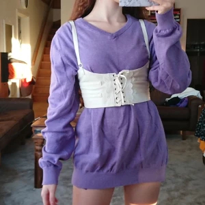 Lila oversized tröja  - En jättemysig stickad oversized tröja i storlek 2XL. Passar dem flesta storlekar beroende på hur man vill att den ska sitta. Kan stylas som på bilden med ett skärp eller en korsett. Köpt på secondhand men i bra skick! Säljer för 90 kr. Köpare står för frakt. 💖 