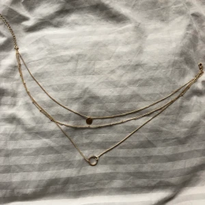 Halsband - Tre guldfärgade halsband i ett, i princip helt oanvänt. 