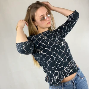 Topp - En tröja i trekvartsärm modell, storlek M. Okänt märke. Made in italy, 100% cotton, i fint skick dock lite urtvättad. Skulle säga 8/10 i skick. Modellen använder storlek S och är 169cm. SafePay knappen är aktiverad så det går att köpa direkt utan att behöva meddela! Tar annars swish! Använder helst Safepay då det blir säkrare för båda (Safepay tar 10% av betalningen och spårbar frakt på 66kr är inräknad i priset) Om du lägger upp en Instagrambild på ditt köp så får du gärna tagga @thewearbones för att bli featured 🧚🏼🥂 (Skriv gärna om du har eventuella frågor!) 