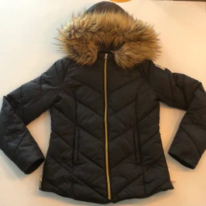 Svea jacka xs - Säljer en fin svart Svea vinterjacka med guld dragkedjor. Jättefint skick. Storlek XS. 400kr 