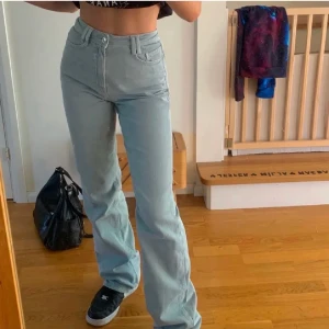 Turkosa Zara jeans - Lägger ut dessa assnygga slutsålda Zarajeans igen då de är förstora! Inte min bild❤️