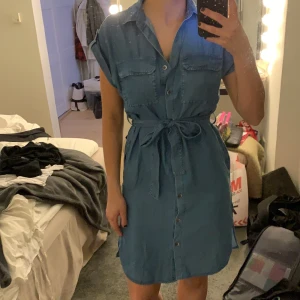 Jeansklänning från Mango - Jeansklänning från Mango i strl S. Aldrig använd, prislappen kvar. Köpt för 200kr, säljer för 40.