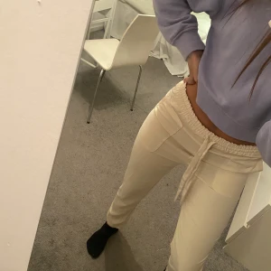 Kostym/linnebyxor stl 36/38 - Supersköna byxor, knappt använda passar både 36 och 38.