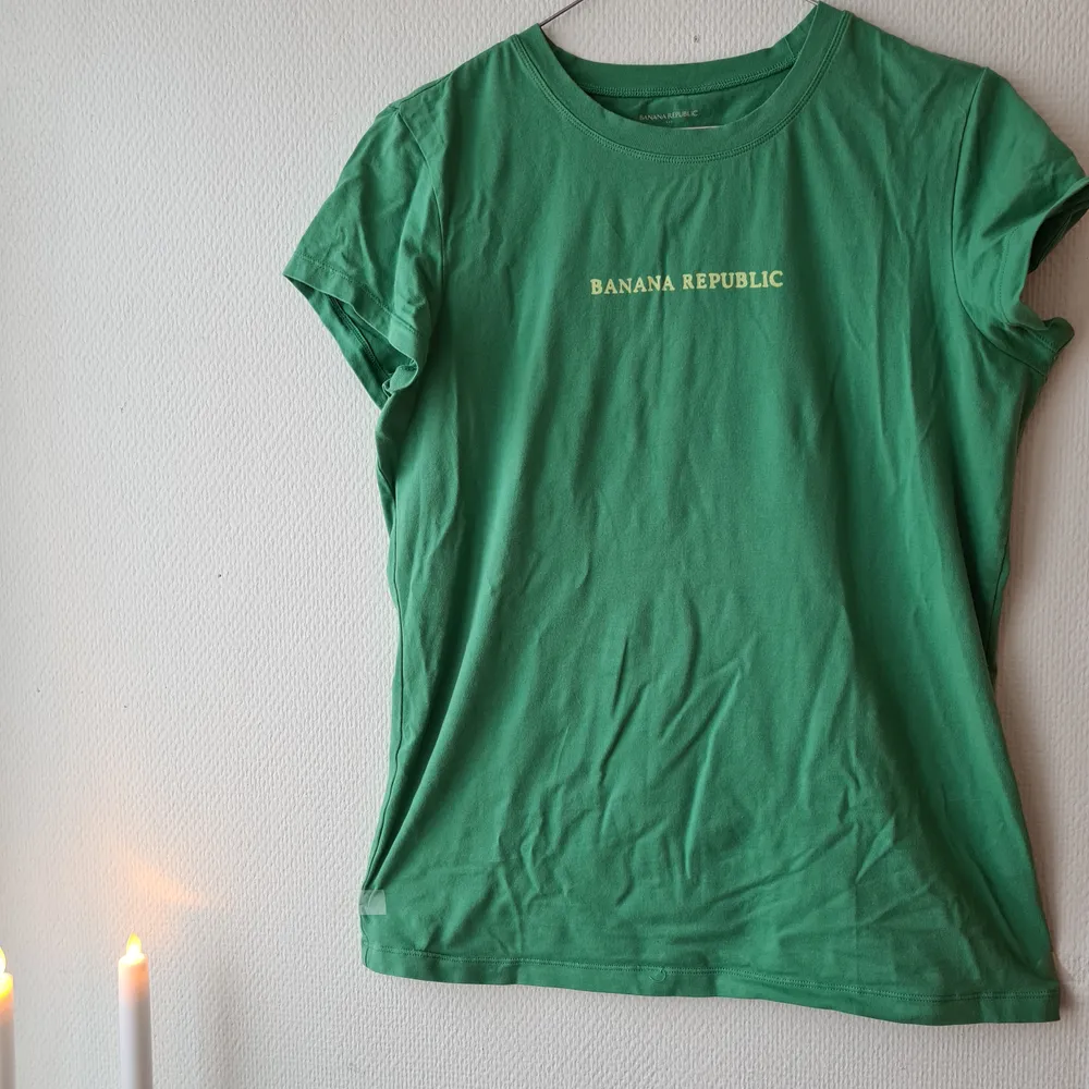 Snygg t-shirt i fin färg. Använd ca en gång. Den är i strl L men skulle snarare säga medium. Köparen står för frakten, betalning via swish 👕                          Färg: grön. T-shirts.
