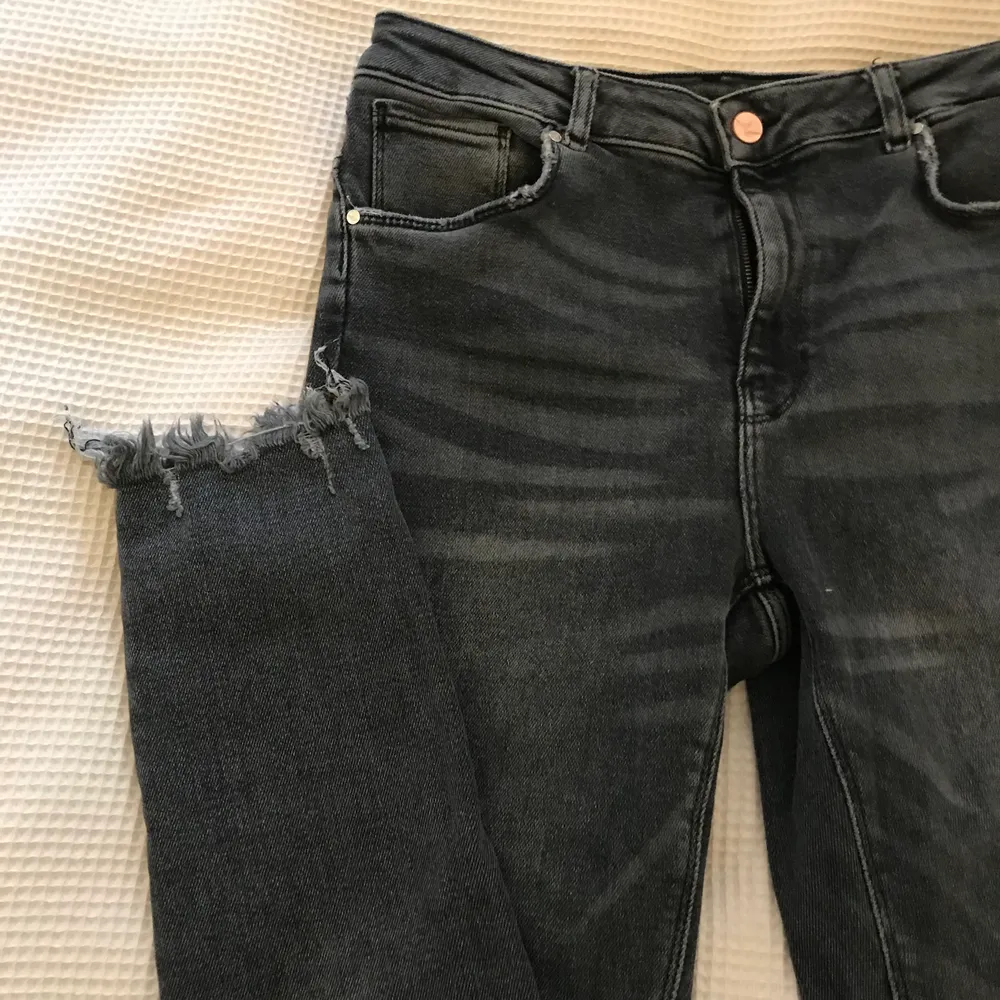 Oanvända gråa jeans från BIKBOK, strl XL, mjuka, ankellånga. Jeans & Byxor.