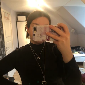 Halsband - Ballt halsband från Ur&Penn, aldrig använt. Köparen står för frakten OBS finns billigare frakt men paketet är isåfall inte spårbart!