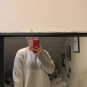 Stickad tröja - Fin stickad tröja från Zara som aldrig används längre, storlek L så bra om man vill ha en lite oversized och mysig tröja. Frakt tillkommer 