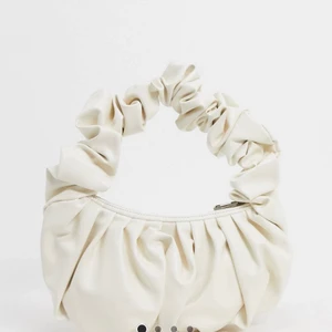 Axel väska - Säljer en asnajs väska i vitt fakeläder, helt oanvänd! Väskan har två fack och super rymlig!💓💓💓