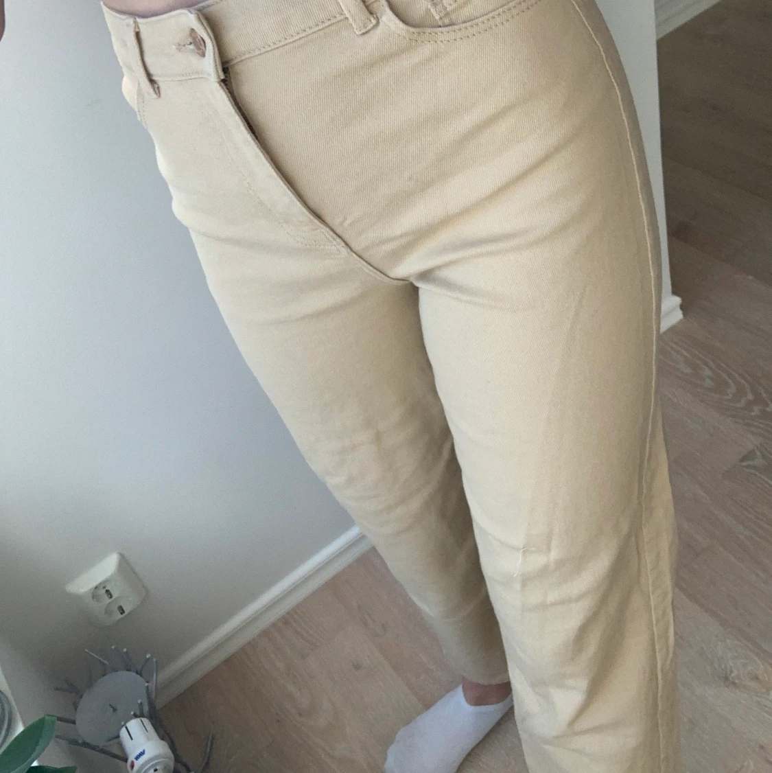 Sandfärgade straight jeans