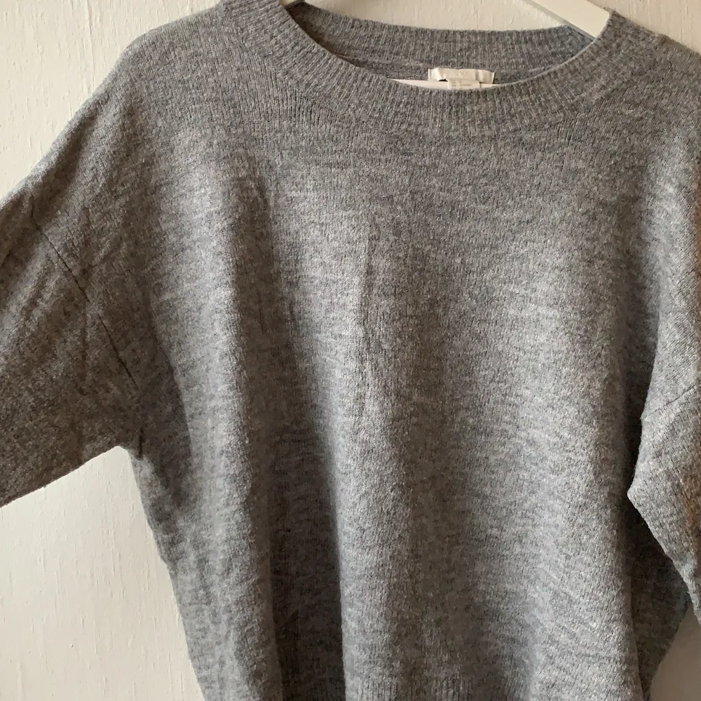 Lätt stickad grå tröja från h&m. Ordinarepris 199kr säljes för 30kr+frakt. Storlek M.. Stickat.