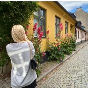 Mjukaste sweatern använd 2-3 gånger -jättefint skick! - Säljer billigt då jag fick den av mitt ex 🤪 70 kr frakt