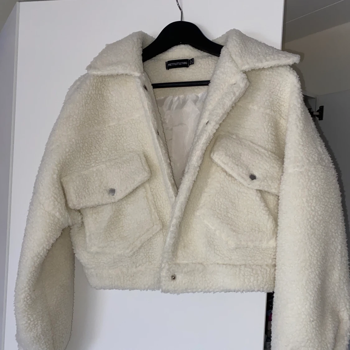 beige cropped puffjacka