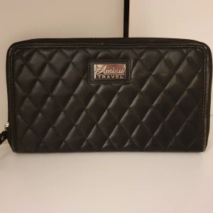 Väska/plånbok - Säljer min plånbok som jag använt vid resande. Den har flera olika fack i sig, "tickets" "passport" "documents" "order stuff". Den har lite slitage på dom yttre sidorna pga den har legat i en låda med annat, annars är den I fint skicka