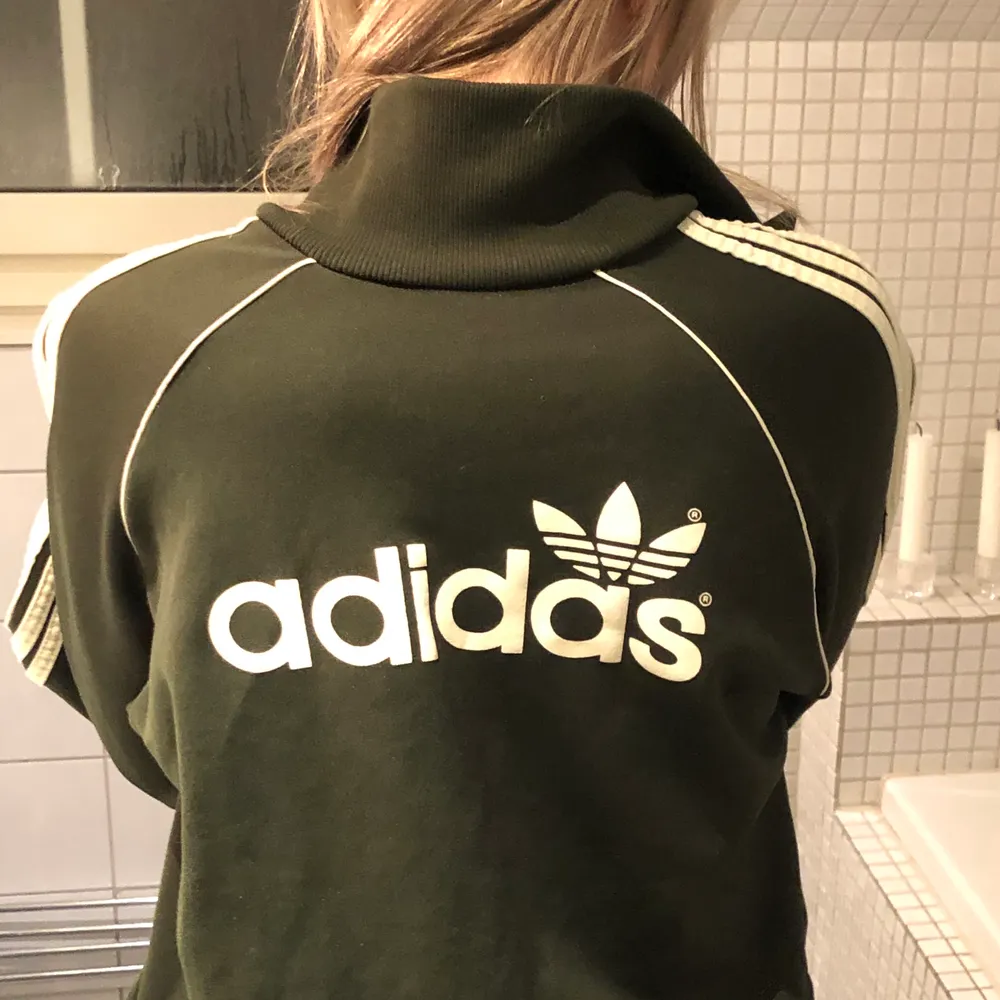 Adidas tröja med dragkedja i en militär/mörkgrön färg (kan skicka bättre bilder på färgen). Det är L men sitter som en M. Säljer för 250, är det många intressrade blir det budgivning. Frakt tillkommer på 63kr!💞. Hoodies.