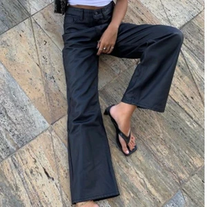 Storets skinnbyxor  - Fake läderbyxor från Storets. Heter ”hazel pleather pants” och är i storlek M. Aldrig använts utan endast testats. Lite för korta för mig därför jag säljer dem. Passar om man är ca 165 cm lång och bär storlek M (även om man är en större S). Kostnad för frakt tillkommer!