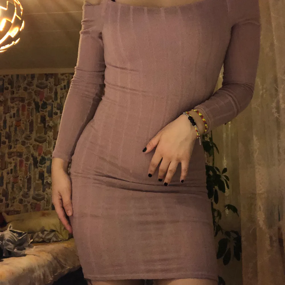 bodycon nude klänning från fashion nova. formar kroppen fint . Klänningar.