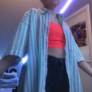 Kort ärmad skjorta  - Säljer denna kortärmade skjorta som är oversized på mig med storlek S och på mig så går de ner till halva låret. ❤️ OBS köparen står för frakten!😁💖 Den är som en Hawaii skjorta i pass formen fast den har inte så blommiga mönster