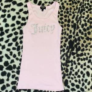 Juicy couture linne - Finaste y2k linnet från Juicy Couture i pastellrosa! Köpt på zalando 💖💖 fint skick, inga stenar saknas! Storlek M men passar även mig som har S 💕 köparen står för frakt 