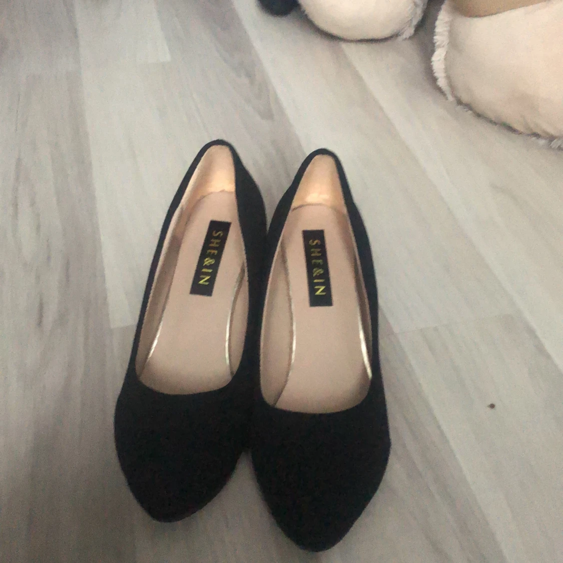ett par skor från shein i str 38 men är typ för 36 - 90