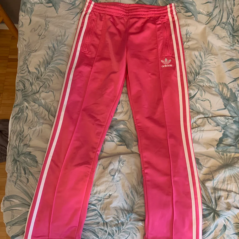 Rosa Adidasbyxor, thriftade men i bra skick! Aldrig använda av mig då de är för korta..💛 står storlek 36 i, men mer 32🥰. Jeans & Byxor.
