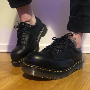 Oanvända Dr.martens 7733   - Jag har ett par 41 nu på 999 kr              Denna modellen liknar den klassiska modellen från Dr.Marten. MEN detta är en industrimodell (kolla snörningen) med stålhätta. En säkerhetssko.  Modell 7733 .    Det jag kan veta är att Dessa skönheter är äldre än -06 då det köptes upp ett litet lager från ett konkursbolag.  De har fått stå och lagras ;)                     Jag har dem i storlek  41. Finns i brun 37 och 38.                                    new  Vtg Dr Doc Martens 7733 Black Steel Toe Safety Shoes   Made in England ~ 7733 Black ~ Steel Toe ~ Slip Resistant ~ 