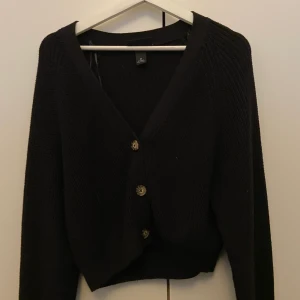 Kofta från monki  - Svart kofta från monki använd 1 gång. Storlek XS och köpt för 300kr.