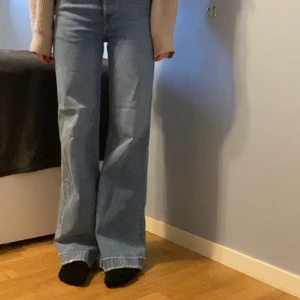 Wide leg jeans - Supersnygga blå jeans från KARVE i wideleg modell. Använda ett fåtal gånger. Byxorna är storlek xs men stretchiga och passar mig perfekt som är storlek S/36.  Nypris 650kr