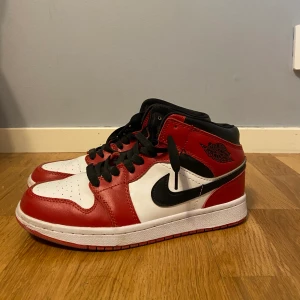 Air Jordan 1 mid - Säljer ett par snygga Jordan 1 mid i storlek 41. Väldigt sparsamt använda så de är i väldigt bra skick.              Nypris 1300kr