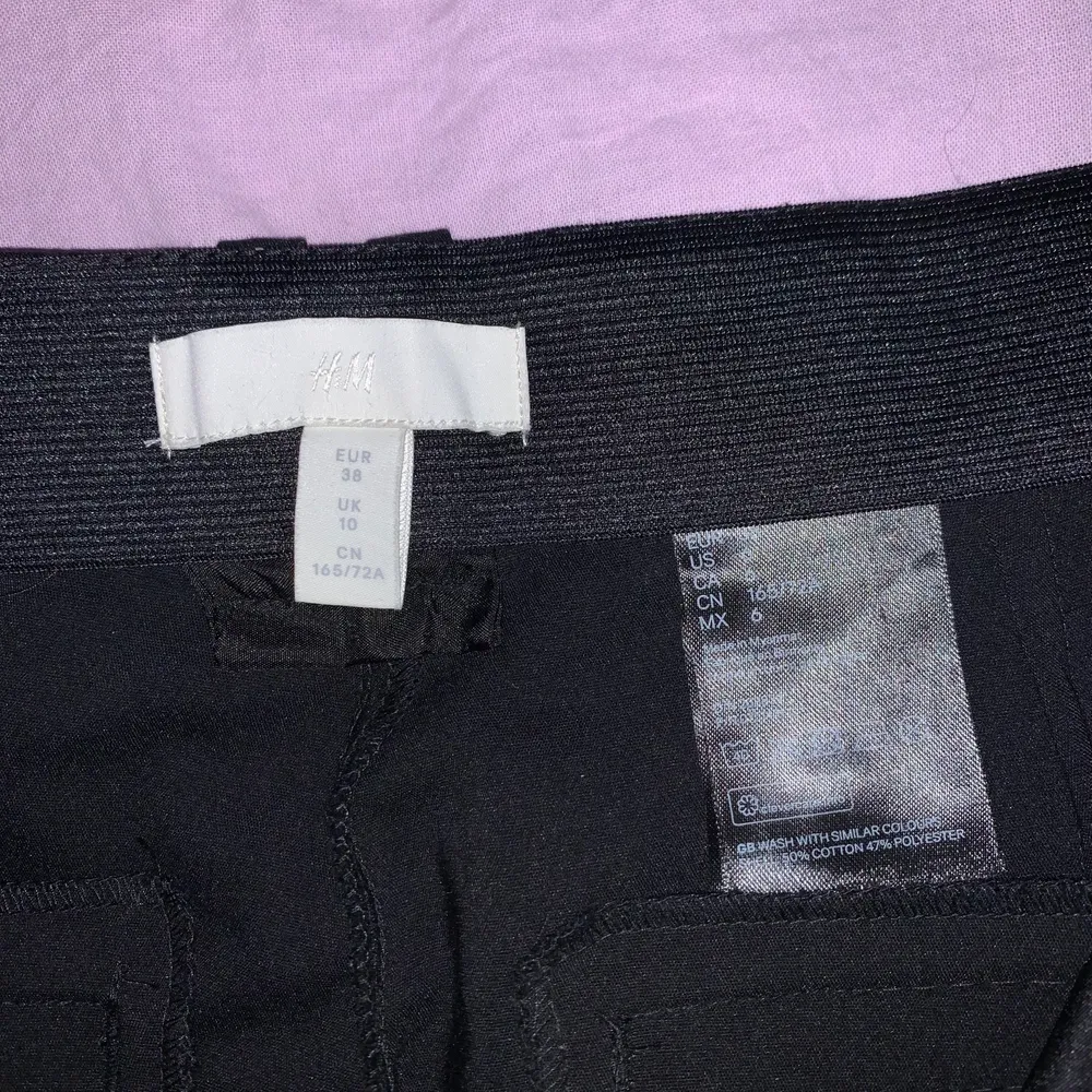 Svarta snygga kostymbyxor från H&M. Använda Max 2 gånger och därför i väldigt fint skick. Passar även storlek 36. Jeans & Byxor.