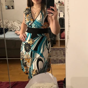 Tropisk klänning - säljer min älskade tropiska klänning🌺 tunnt, andningsbart och slät tyg vilket är behagligt. I midjan finns det två snören som man mycket lätt kan knyta ihop till en liten rosett på ryggen, eller hur man än vill göra💕