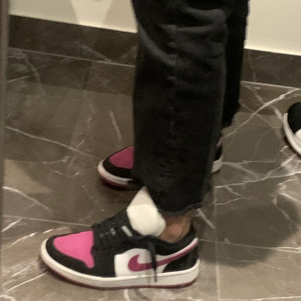 säljer mina nike jordan 1 low, dem är i bra stick o knappt använda💗buda i kommentera, köparen står för frakten . Skor.