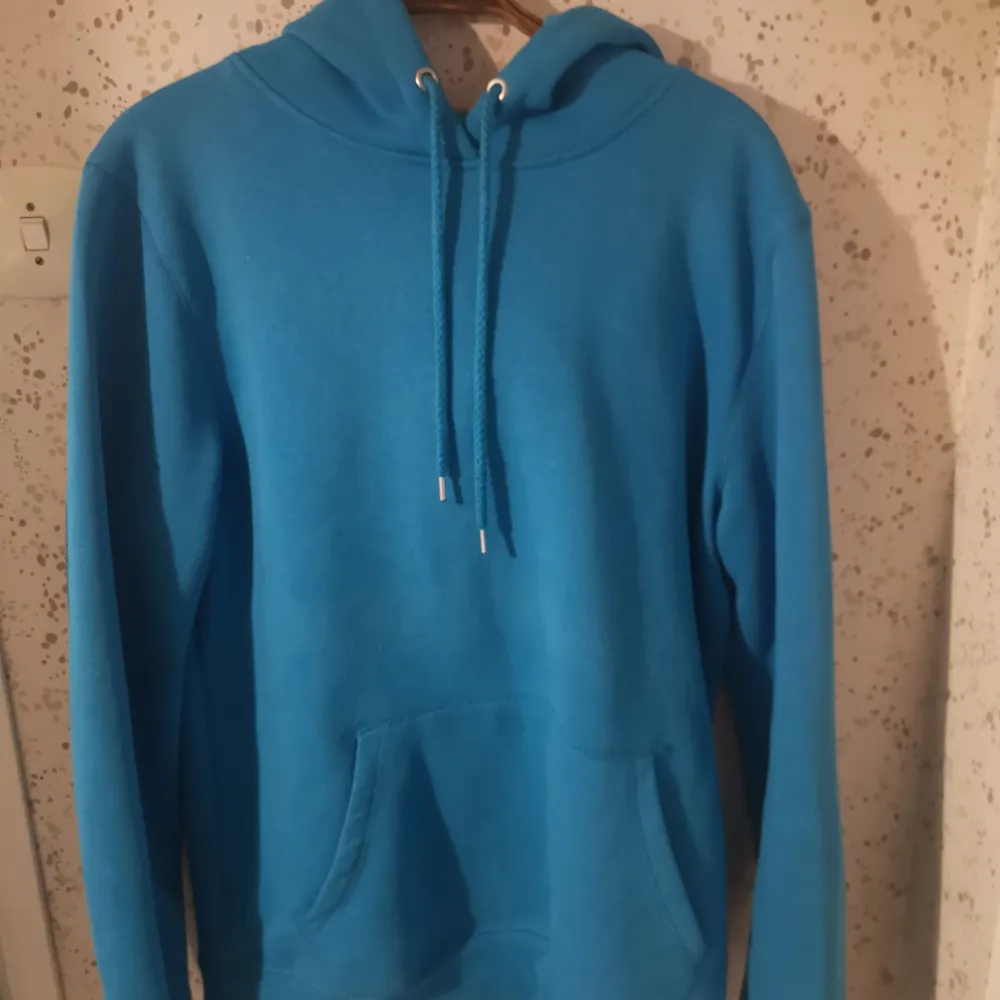 Blå hoodie från Lager157. Använd ett fåtal gånger✨. Riktigt len och mysig innuti och håller värmen bra🌼. Hoodies.