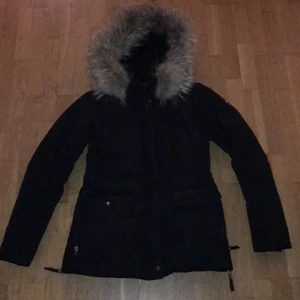 Hollies Jacka - En hollies jacka, storlek 38, med äkta pälskrage, nypris 3500kr