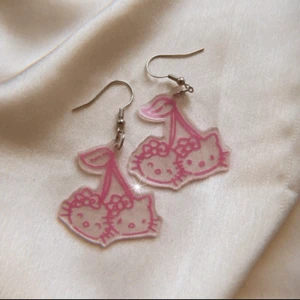 Örhängen- hello Kitty körsbär  - Handgjorda örhängen