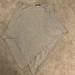 poncho  - säljer en poncho på grund av att jag aldrig använt den