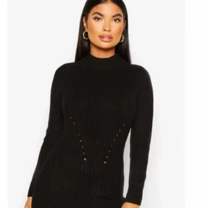 Stickad klänning  - En svart stickad klänning oxå helt oanvänd tajt o snygg 