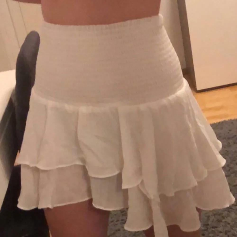Säljer denna oanvända vita kjolen från SHEIN i storlek S. Säljer den eftersom jag inte gillade passformen på den. OBS den är lite genomskinlig. Nypris 120kr och köparen står för frakten. Kjolar.