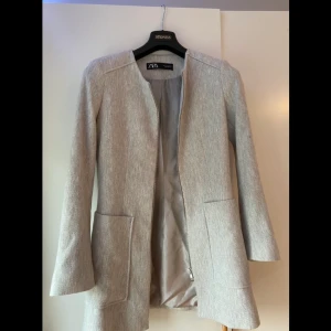 Grå kappa Zara - Grå kappa från zara, köpt i våras. Använd fåtal gånger. I princip som ny. Str M men passar även S. Hör av dig för fler bilder. Kan även frakta men då står köparen för fraktkostnaden. Pris kan diskuteras