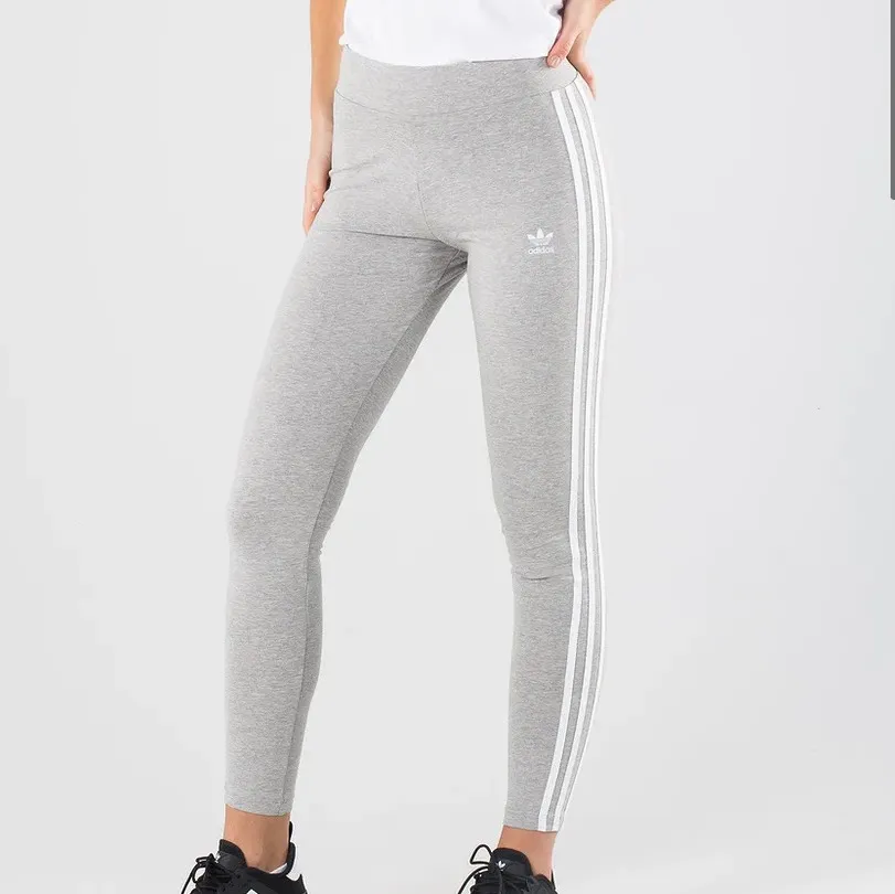 Säljer gråa adidas leggings. De är köpta från Dubai, i storlek S/XS, är stretchiga och väldigt sköna. Använt ett fåtal gånger. Säljer för 200 men priset kan diskuteras, frakt tillkommer!. Jeans & Byxor.