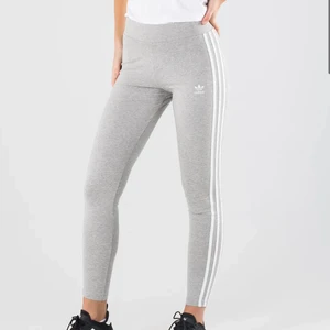Adidas grå leggings  - Säljer gråa adidas leggings. De är köpta från Dubai, i storlek S/XS, är stretchiga och väldigt sköna. Använt ett fåtal gånger. Säljer för 200 men priset kan diskuteras, frakt tillkommer!