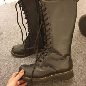Höga moderna boots - Höga moderna läder boots från din sko. Använda ett fåtal gånger, säljer pga ingen användning! Frakten är exkluderad. Skriv gärna om du har fler frågor!❤