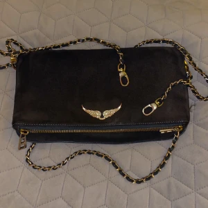 Zadig et Voltaire Rock Suede Bag - Säljer nu min älskade Zadig väska så den inte kommit till användning de senaste åren! Den är köpt 2017 på butiken i Stockholm, nypris ca 4500kr. Den är väl men sparsamt använd. Inga stora defekter bortsett från ”spännena” på kedjorna som blivit lite slitna. Buda privat!