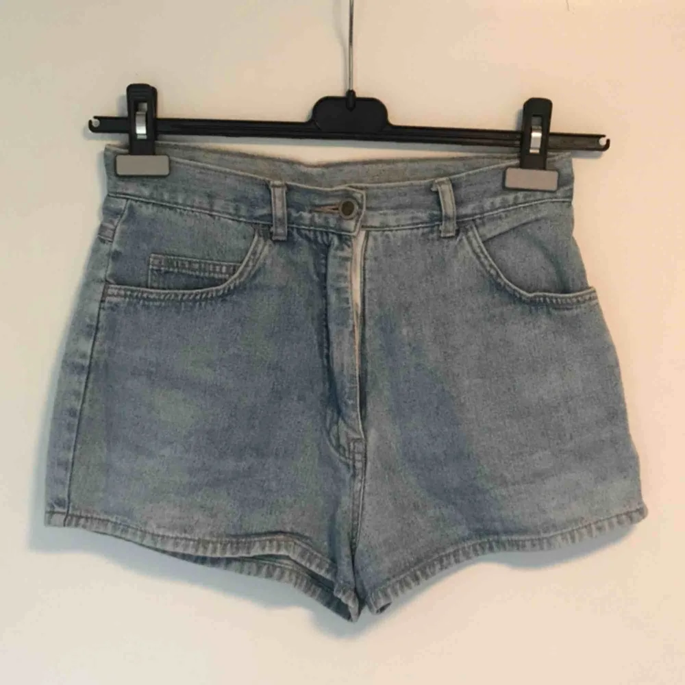 Ljusa relativt korta shorts med hög midja, köpt second hand. I storlek 25 eller 26 i midjan. Shorts.