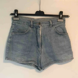  - Ljusa relativt korta shorts med hög midja, köpt second hand. I storlek 25 eller 26 i midjan